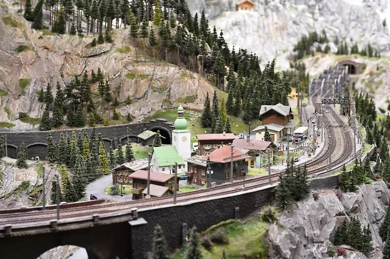 Bergdorf-in-den-Alpen-im-Miniatur-Wunderland-Hamburg-Deutschland-Europa