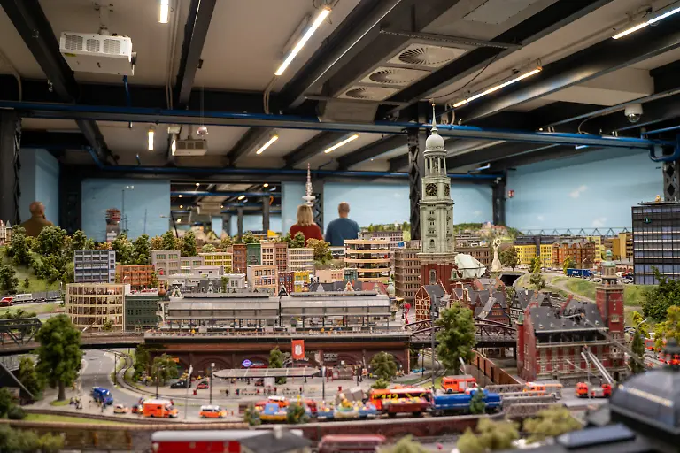 Symbolbild-Historische-Innenstadt-als-Modelllandschaft-im-Miniatur-Wunderland-07-02-2026-Der-detailgetreue-Nachbau-der-Hauptkirche-St-Michaelis-ist-als-Miniatur-innerhalb-einer-Hamburger-Stadtszene-im-Miniatur-Wunderland-zu-sehen
