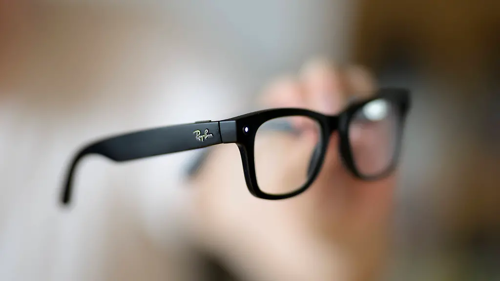AI-Brille-von-Ray-Ban-Wayfarer-072C-in-der-Hand-eines-Mannes-am-05-07-2026-in-Muelheim-Deutschland