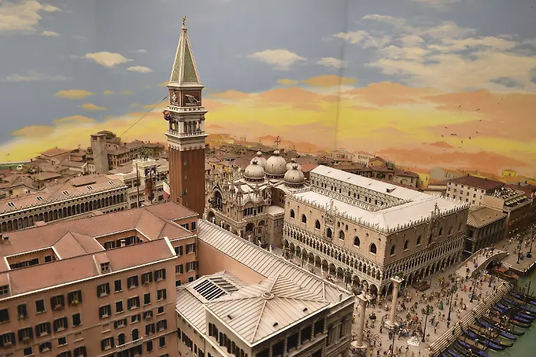 Der-Markusturm-Venedig-im-Miniatur-Wunderland-Hamburg-Deutschland-Europa