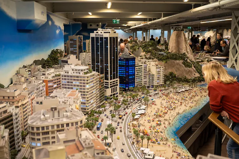 Symbolbild-Copacabana-als-Nachbau-im-Museum-07-02-2026-Der-Strand-Copacabana-aus-Rio-de-Janeiro-ist-als-detailreicher-Nachbau-im-Miniatur-Wunderland-Hamburg-zu-sehen