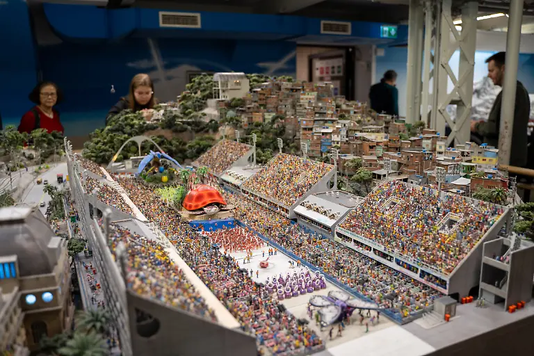 Symbolbild-Samba-Umzug-als-Miniaturszene-07-02-2026-Der-Karneval-von-Rio-de-Janeiro-ist-als-Nachbau-im-Miniatur-Wunderland-Hamburg-inszeniert-Tanzende-Figuren-Festwagen-und-Beleuchtungseffekte-vermitteln-die-typische-Atmosphaere-des-Karnevals-aus-der-brasilianischen-Metropole-Rio-de-Janeiro-im-verkleinerten-Massstab