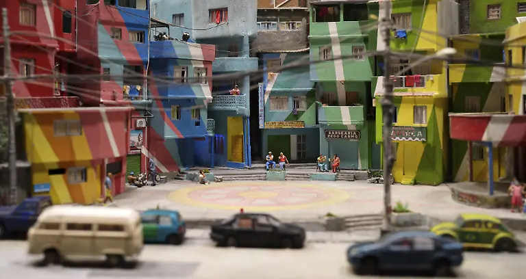 Innenaufnahme-Nachbildung-einer-Favela-Armenviertel-Rio-De-Janeiro-Brasilien-Miniaturabbildung-Miniatur-Wunderland-Freie-und-Hansestadt-Hamburg-Deutschland