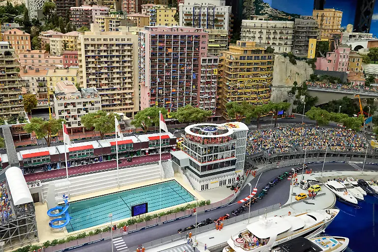 Blick-auf-einen-Teil-der-Formel-1-Rennstrecke-der-neuen-Monaco-Welt-im-Miniatur-Wunderland