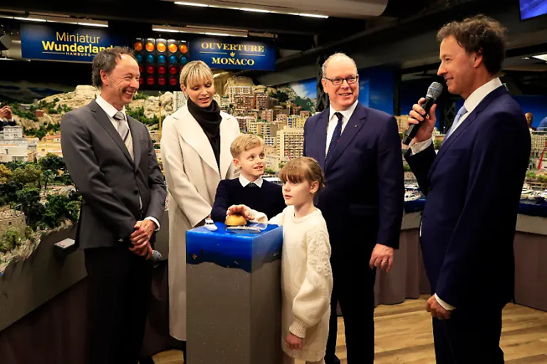 Fuerst-Albert-II-von-Monaco-2-v-r-und-seine-Gattin-Charlene-Lynette-Grimaldi-2-v-l-Fuerstin-von-Monaco-eroeffnen-zusammen-mit-ihren-Kindern-den-Zwillingen-Gabriella-3-v-r-und-Jacques-3-v-l-die-neue-Monaco-Welt-im-Miniatur-Wunderland-Sie-stehen-neben-den-Gruendern-des-Miniatur-Wunderlandes-Gerrit-Braun-l-und-Frederik-Braun-r