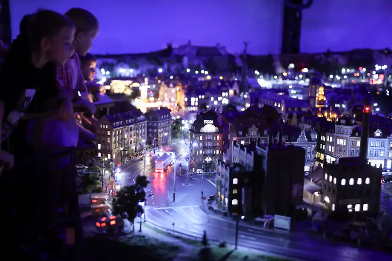 Blick-auf-Knuffingen-bei-naechtlicher-Beleuchtung-im-Miniatur-Wunderland-Die-Brueder-Gerrit-und-Frederik-Braun-haben-2001-die-mittlerweile-groesste-Modelleisenbahnanlage-der-Welt-in-der-Speicherstadt-eroeffnet-und-damit-eine-Rekord-Touristen-Attraktion