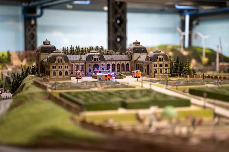 Symbolbild-Schloss-Loewenstein-im-Miniatur-Wunderland-07-02-2026-Das-Schloss-Loewenstein-oberhalb-der-erfundenen-Stadt-Knuffingen-steht-in-Flammen-in-einer-Szenensimulation-im-Miniatur-Wunderland-Hamburg-Mehrere-Feuerwehrfahrzeuge-sind-im-Einsatz-und-bekaempfen-den-Brand