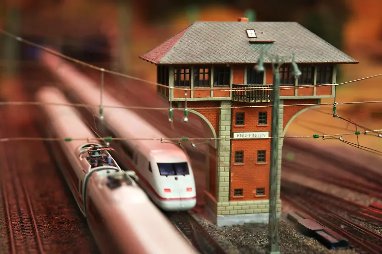 ICE-Zuege-fahren-am-13-08-2013-an-dem-Turm-eines-Stellwerks-in-Knuffingen-im-Miniatur-Wunderland-in-Hamburg-vorbei-Wegen-der-massiven-Probleme-am-Mainzer-Hauptbahnhof-kommen-am-13-08-2013-Vertreter-von-Bahn-Gewerkschaft-und-Politik-zu-einem-Gespraech-in-Mainz-zusammen