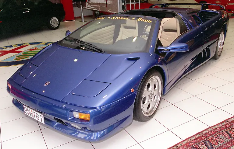 ARCHIV-Ein-Diablo-Roadster-500-PS-ca-350-000-DM-des-italienischen-Sportwagenherstellers-Lamborghini-steht-am-12-06-1998-in-der-Verkaufshalle-eines-Bonner-Autohaendlers-Foto-Thomas-Koehler-dpa-Zu-dpa-Zwischen-Luxus-und-Raserei-Sportwagenlegende-Ferruccio-Lamborghini-vom-27-04