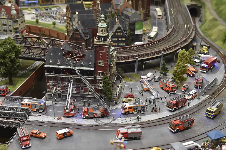 Feuerwehr-loescht-brennendes-Haus-im-Miniatur-Wunderland-Hamburg-Deutschland-Europa