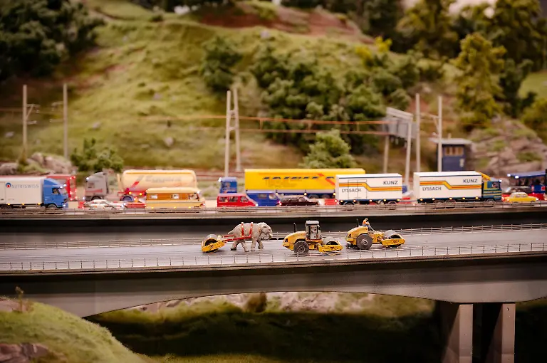 Miniatur-Wunderland-Hamburg-in-Deutschland-Elefant-und-Autos-auf-einer-Strasse-Museum-mit-Miniaturmodellbau-der-Welt-12-12