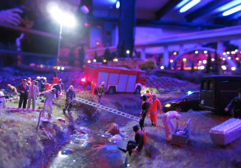 Eine-naechtliche-Miniatur-Szene-zeigt-die-Bergung-einer-Wasserleiche-durch-Helfer-von-DLRG-und-Feuerwehr-am-14-02-2013-im-Miniatur-Wunderland-in-Hamburg-Zum-100-Geburtstag-der-Rettungsorganisation-eroeffnete-die-Modelleisenbahn-Miniatur-Wunderland-am-Donnerstag-eine-DLRG-Wachstation-in-Knuffingen