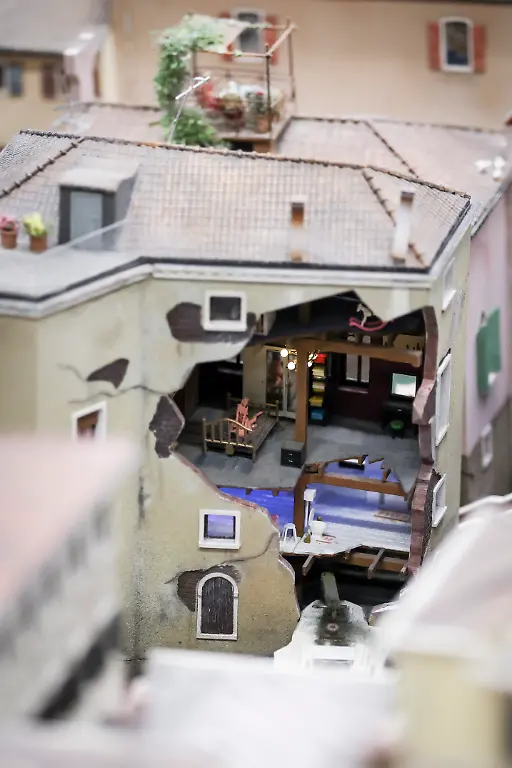 Ein-Liebespaar-ist-in-einem-Haus-in-der-Themenlandschaft-Venedig-im-Miniatur-Wunderland-zu-sehen-Die-Brueder-Gerrit-und-Frederik-Braun-haben-2001-die-mittlerweile-groesste-Modelleisenbahnanlage-der-Welt-in-der-Speicherstadt-eroeffnet-und-damit-eine-Rekord-Touristen-Attraktion