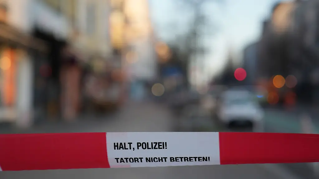 Absperrband-ist-an-einem-Tatort-in-Berlin-zu-sehen