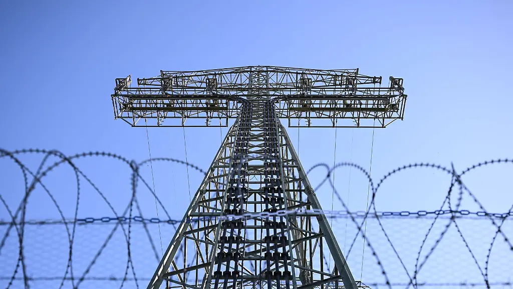 Ein-verstaerkter-Zaun-umgibt-inzwischen-den-Strommast-der-im-September-2025-Ziel-eines-Brandanschlags-wurde
