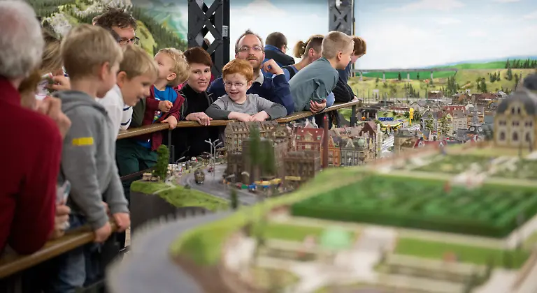 Besucher-betrachten-am-03-11-2015-die-Modell-Welt-im-Miniatur-Wunderland-in-Hamburg-Die-Model-Anlage-hat-eine-Groesse-von-1300-Quadratmetern-und-besteht-aus-acht-Themen-Abschnitten
