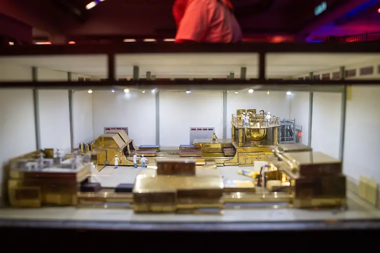 Symbolbild-Lindt-Spruengli-im-Miniatur-Wunderland-Hamburg-07-02-2026-Die-Lindt-Schokoladenfabrik-ist-als-Nachbau-in-einer-Industrieszene-des-Miniatur-Wunderland-dargestellt