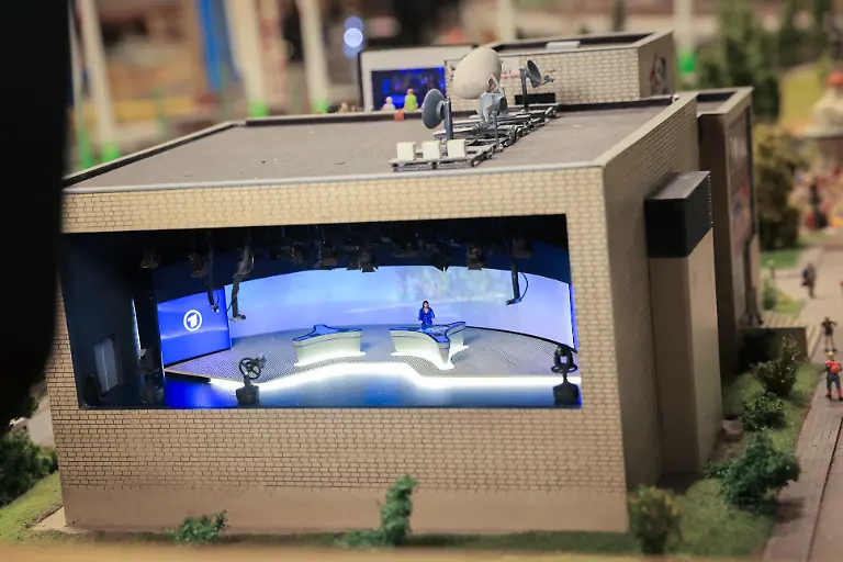 Blick-in-das-Miniaturstudio-der-ARD-Tagesschau-bei-einer-Pressekonferenz-im-Miniatur-Wunderland-Tagesschau-Sprecherin-Daubner-startete-bei-einer-Pressekonferenz-am-Dienstag-die-Nachrichtensendung-im-Miniaturstudio