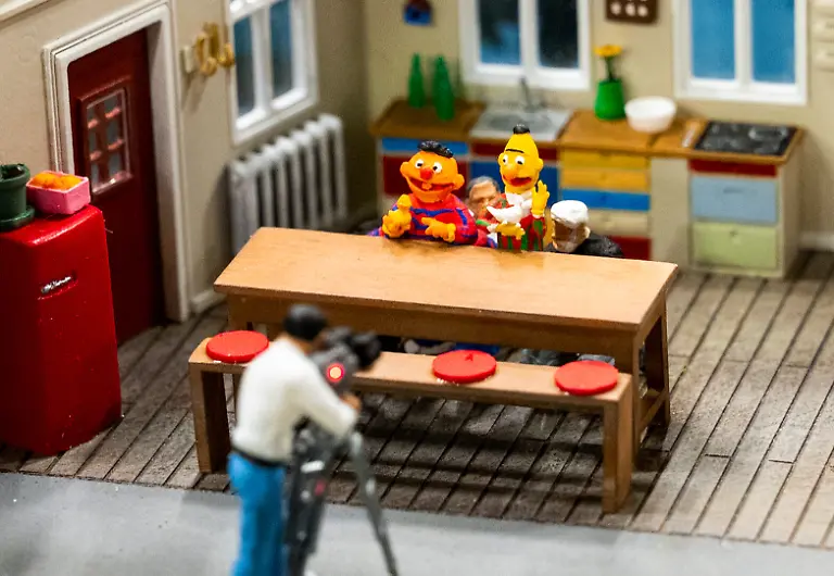 Blick-auf-eine-Sonderausstellung-die-zum-50-jaehrigen-Jubilaeum-der-Sesamstrasse-mit-den-Figuren-Ernie-hinten-l-und-Bert-im-Miniaturwunderland-aufgebaut-ist