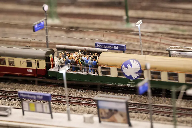 Der-Miniatur-Zug-Panik-Express-bei-einem-Pressetermin-im-Miniatur-Wunderland-Musiker-Udo-Lindenberg-sowie-die-Wunderland-Gruender-Frederik-und-Gerrit-Braun-eroeffneten-am-Abend-den-neuen-Zug-In-einzelnen-Waggons-sind-Lebensabschnitte-und-Episoden-im-Leben-von-Udo-Lindenberg-abgebildet
