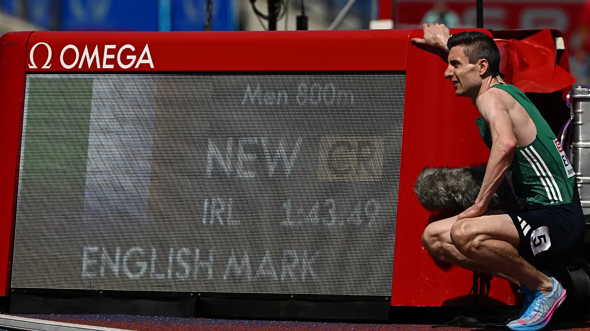 Athletics-European-Athletics-Championships-Alexander-Stadium-Birmingham-Britain-August-12-2026-Ireland-s-Mark-English-poses-with-the-screen-after-winning-the-men-s-800m-semi-final-2-and-setting-a-new-championship-record-time-REUTERS-Dylan-Martinez