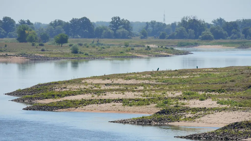 Zu-wenig-Wasser-in-der-Elbe-Sandbaenke-kommen-in-Wittenberge-zum-Vorschein
