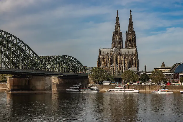 Blick-aus-Koeln-Koeln-Deutz-Der-Koelner-Koelner-Dom-Hohe-Domkirche-Sankt-Petrus-rechts-und-die-Hohenzollernbruecke-Hohenzollernbruecke-links-Im-Vordergrund-der-Rhein-Koelner-Koelner-Dom-am-09-08-2026-in-Koeln-Koeln-Deutschland