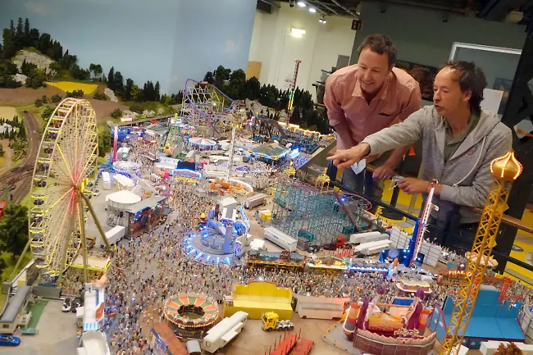 Frederik-l-und-Gerrit-Braun-vom-Miniatur-Wunderland-Hamburg-betrachten-ihre-neueste-Kreation-Ab-dem-01-07-2020-koennen-sich-Besucher-die-neue-Modellbauwelt-anschauen