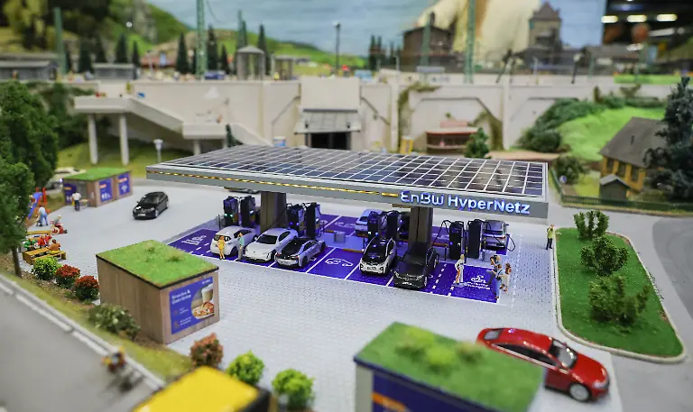 Ein-Modell-Ladepark-fuer-E-Autos-EnBW-HyperNetz-ist-bei-der-Eroeffnung-im-Miniatur-Wunderland-zu-sehen-Der-ehemalige-Formel-1-Weltmeister-Rosberg-hat-am-Donnerstag-im-Hamburger-Miniatur-Wunderland-Deutschlands-kleinste-Ladeparks-fuer-E-Autos-eroeffnet