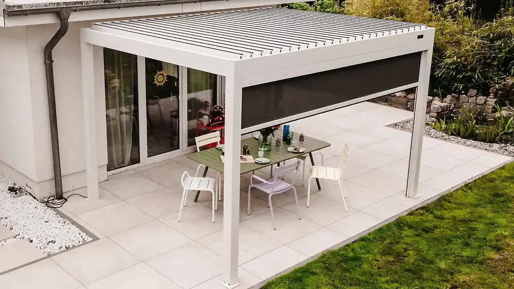 Eine-Pergola-wie-das-Modell-4-Pro-von-Pergolux-bietet-bei-jedem-Wetter-einen-Rueckzugsort-im-Garten