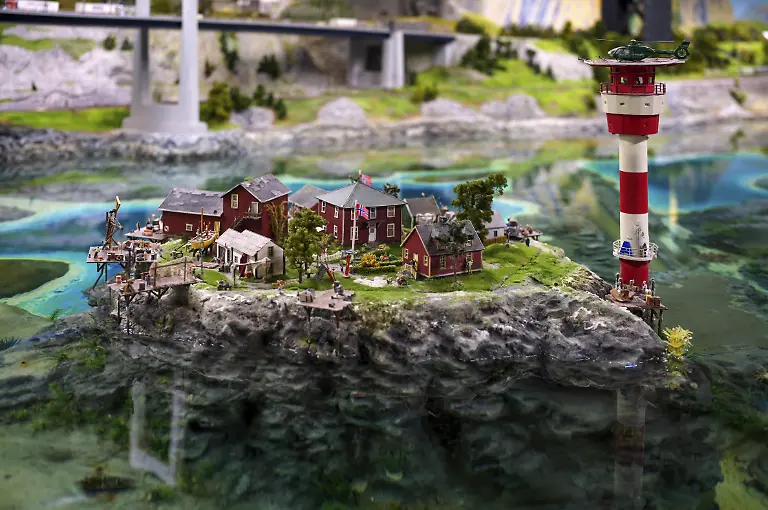 Innenaufnahme-besiedelte-Nachbildung-einer-Insel-in-Norwege-Skandinavien-Miniaturabbildung-Miniatur-Wunderland-Freie-und-Hansestadt-Hamburg-Deutschland