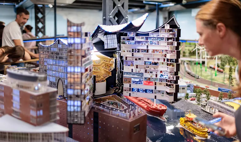 Eine-Besucherin-betrachtet-im-Miniaturwunderland-ein-aufklappbares-Modell-der-Elbphilharmonie-zu-dpa-Hamburgs-Miniatur-Wunderland-ist-ein-Touristen-Magnet