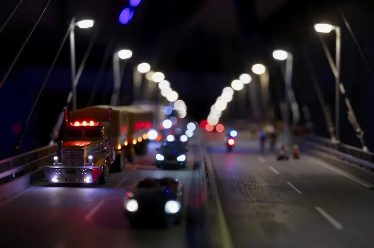 Innenaufnahme-Nachbildung-der-Koehlbrandbruecke-in-Hamburg-Autos-ueberqueren-Bruecke-Miniaturabbildung-Nachtaufnahme-Miniatur-Wunderland-Freie-und-Hansestadt-Hamburg-Deutschland