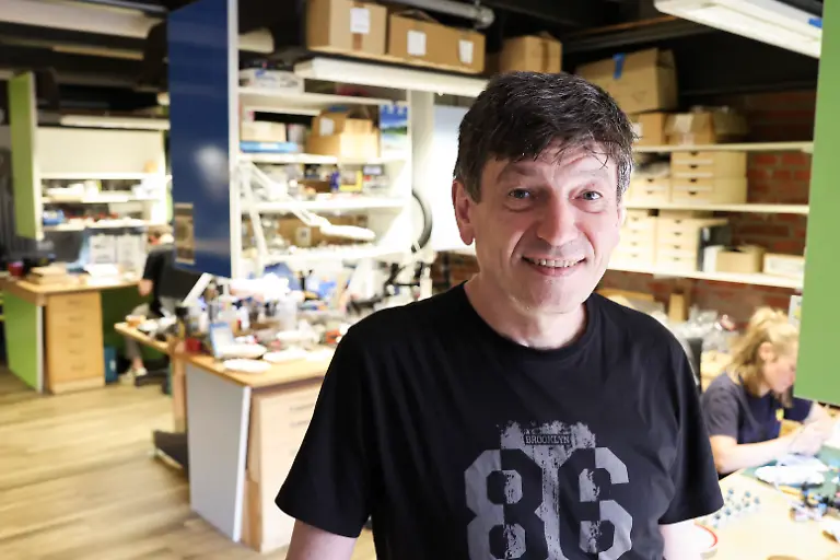 Gerhard-Dauscher-Leiter-Modellbau-steht-in-einer-Werkstatt-im-Miniatur-Wunderland-Die-Brueder-Gerrit-und-Frederik-Braun-haben-2001-die-mittlerweile-groesste-Modelleisenbahnanlage-der-Welt-in-der-Speicherstadt-eroeffnet-und-damit-eine-Rekord-Touristen-Attraktion