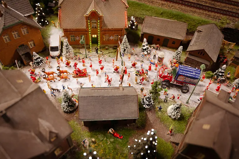 Miniatur-Wunderland-Hamburg-in-Deutschland-Winter-mit-Weihnachtsmann-Museum-mit-Miniaturmodellbau-der-Welt-12-12