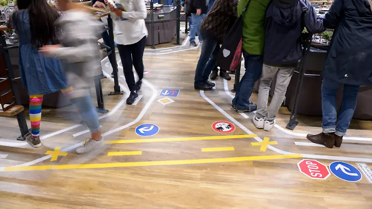 Aufkleber-auf-dem-Boden-weisen-den-Besuchern-den-Weg-im-nun-wieder-geoeffneten-Miniatur-Wunderland-Anfangs-darf-nur-eine-begrenzte-Anzahl-von-Gaesten-zeitgleich-die-Attraktion-betreten-Die-Touristenattraktion-war-wegen-der-Beschraenkungen-zur-Eindaemmung-des-Coronavirus-geschlossen-gewesen