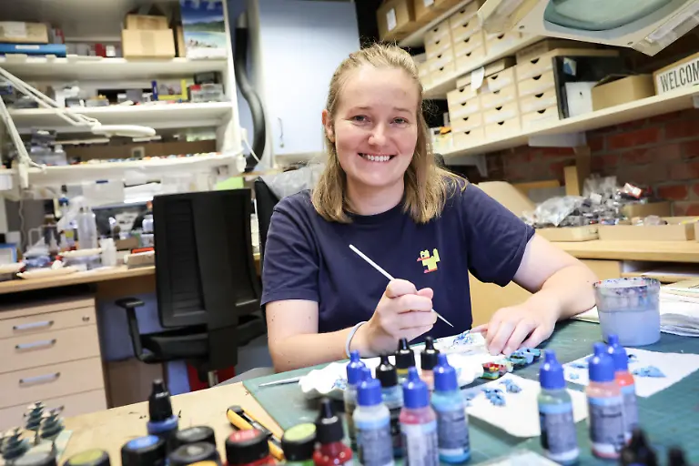 Leonie-Vogt-Modellbauerin-im-Bereich-Gestaltung-bemalt-Blumen-und-Pflanzen-fuer-eine-neue-Themenlandschaft-in-einer-Werkstatt-im-Miniatur-Wunderland-zu-sehen-Die-Brueder-Gerrit-und-Frederik-Braun-haben-2001-die-mittlerweile-groesste-Modelleisenbahnanlage-der-Welt-in-der-Speicherstadt-eroeffnet-und-damit-eine-Rekord-Touristen-Attraktion