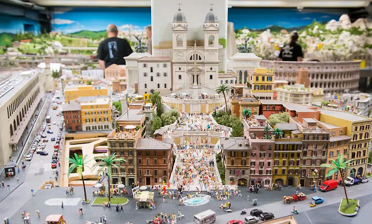 ARCHIV-Zahlreiche-winzige-Figuren-sind-am-07-09-2016-im-neuen-Italien-Abschnitt-des-Miniatur-Wunderlandes-in-Hamburg-zu-sehen-Mini-Welten-koennen-die-Besucher-des-Museums-entdecken