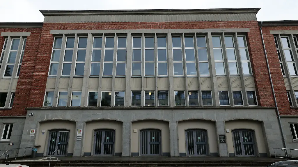 Im-Landgericht-beginnt-die-Verhandlung-im-Prozess-aller-AfD-Fraktionsmitglieder-gegen-Die-Linke-KV-Rostock-Die-AfD-geht-gegen-die-Behauptung-des-Linken-Politikers-Bruhn-vor-der-zwei-AfD-Abgeordneten-vorwirft-sie-haetten-im-Landtag-Symptome-seiner-Parkinson-Erkrankung-nachgeaefft