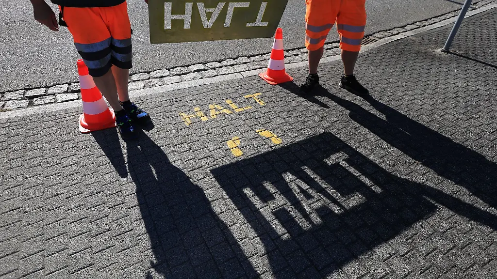 In-Wernigerode-weisen-gelbe-Fuesse-den-Erstklaesslerinnen-und-Erstklaesslern-einen-sicheren-Weg-zur-Schule