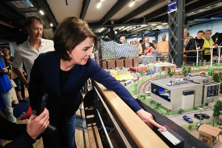 Susanne-Daubner-Sprecherin-bei-der-ARD-Tagesschau-startet-bei-einer-Pressekonferenz-im-Miniatur-Wunderland-die-Nachrichtensendung-im-Miniaturstudio-Neben-ihr-steht-Frederik-Braun-Gruender-und-Geschaeftsfuehrer-Miniatur-Wunderland