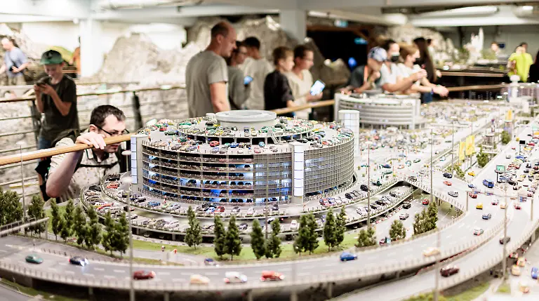 Besucher-betrachten-ein-Modell-im-Miniaturwunderland-hier-das-Parkhaus-am-Flughafen-zu-dpa-Hamburgs-Miniatur-Wunderland-ist-ein-Touristen-Magnet