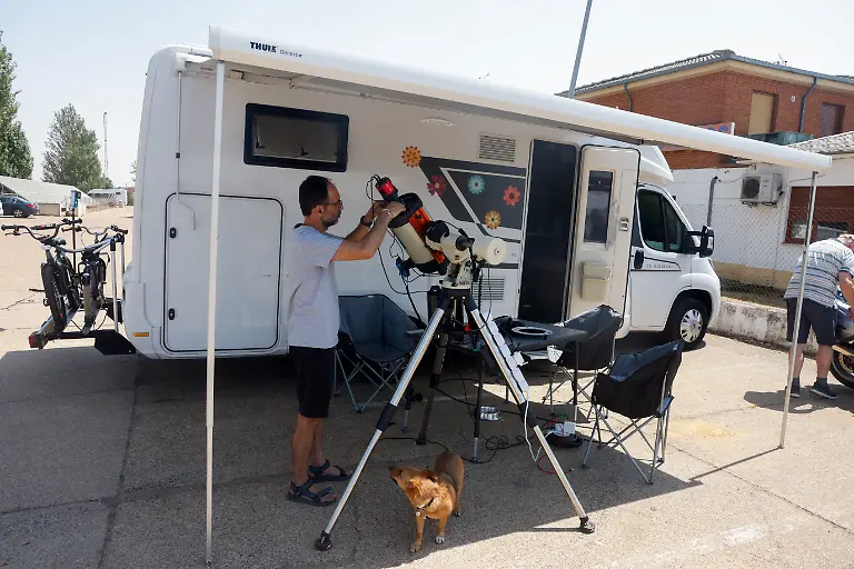 Portuguese-tourist-Nelson-Sousa-49-prepares-a-telescope-to-observe-a-total-solar-eclipse-in-Osorno-Spain-August-12-2026