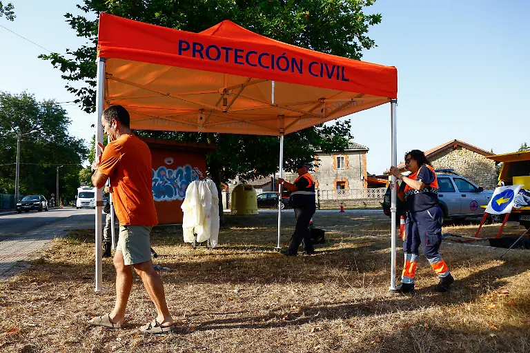 Spain-s-Civil-Protection-members-prepare-an-advanced-command-post-next-to-the-beach-on-the-day-of-a-total-solar-eclipse-in-Arija-Spain-August-12-2026