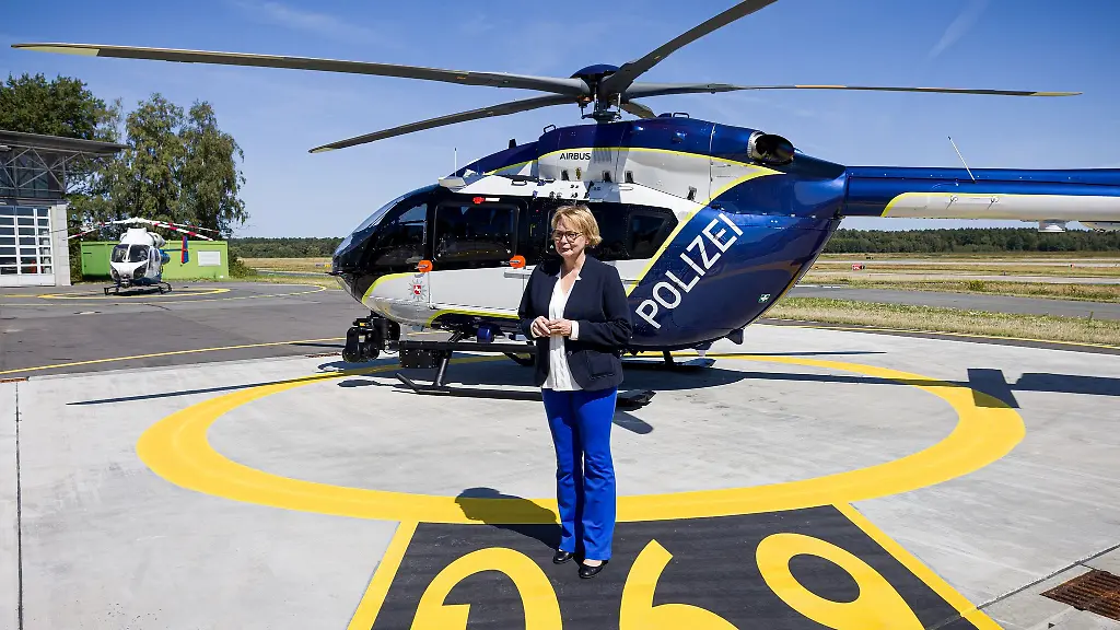 Daniela-Behrens-SPD-Innenministerin-von-Niedersachsen-vor-dem-neuen-Hubschrauber-der-Polizeihubschrauberstaffel