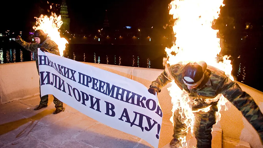 A-picture-made-available-on-13-September-2007-shows-members-of-the-youth-wing-of-the-Yabloko-party-who-set-fire-to-themselves-protesting-against-the-change-in-Russian-government-the-poster-reads-No-successor-or-burn-in-hell-in-Moscow-Russia-late-12-September-2007-Russian-Prime-Minister-Mikhail-Fradkov-resigned-to-give-President-Putin-full-freedom-in-making-decisions-including-those-concerning-appointments-before-upcoming-parliamentary-and-presidential-elections
