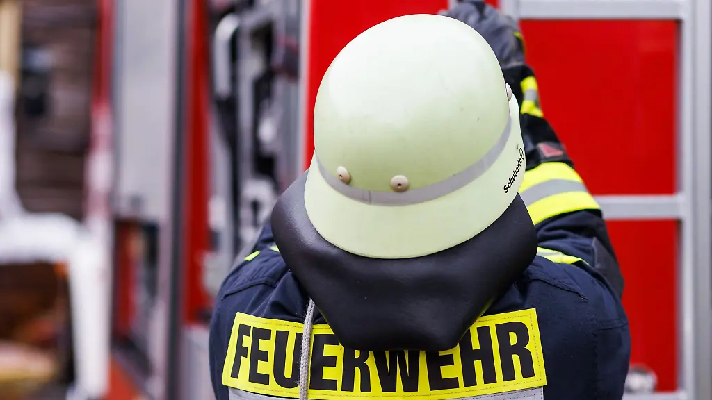 Als-die-Feuerwehr-am-Brandort-eintrifft-schlagen-Flammen-aus-dem-Mehrfamilienhaus