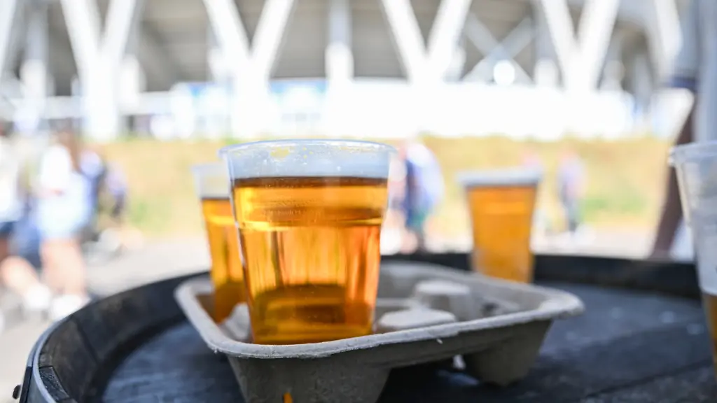 Auf-einem-Tisch-vor-dem-Stadion-BBBank-Wildpark-des-Karlsruher-SC-stehen-gefuellte-Bierbecher