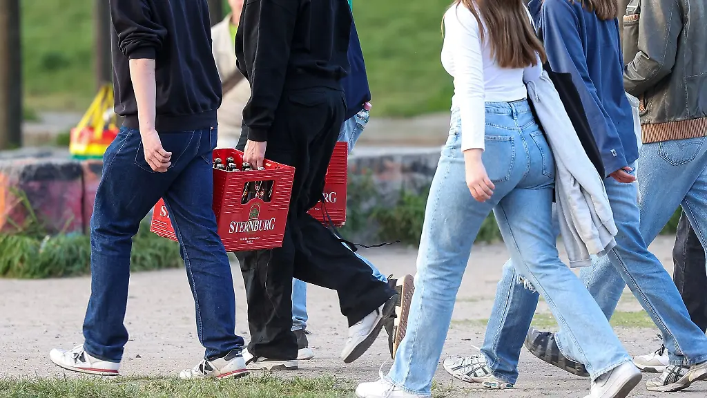 Dass-Jugendliche-in-Begleitung-ihrer-Eltern-in-der-Oeffentlichkeit-Alkohol-trinken-duerfen-soll-abgeschafft-werden