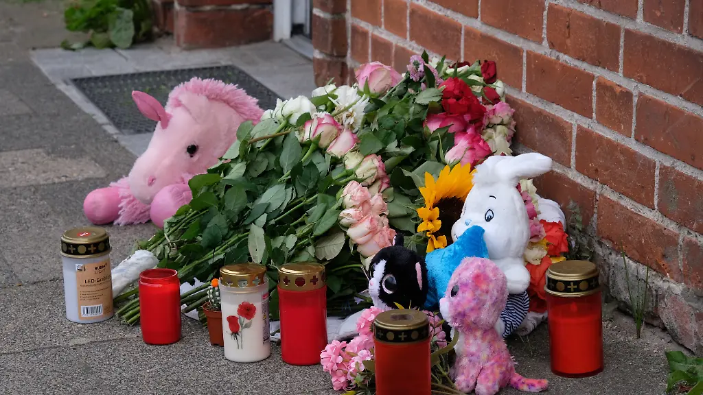 Stofftiere-Blumen-und-Kerzen-wurden-vor-dem-Haus-der-Familie-niedergelegt-Die-Polizei-hatte-am-Vortag-eine-Dreijaehrige-aus-dem-auf-dem-elterlichen-Grundstueck-befindlichen-Pool-geborgen-das-Kleinkind-ist-wahrscheinlich-ertrunken